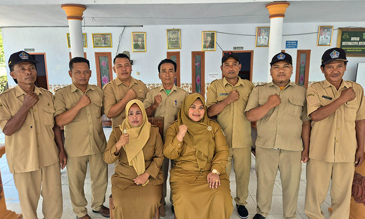 KOMPAK: Kepala Desa Randuati, Suriyah saat berfoto bersama perangkat desa.