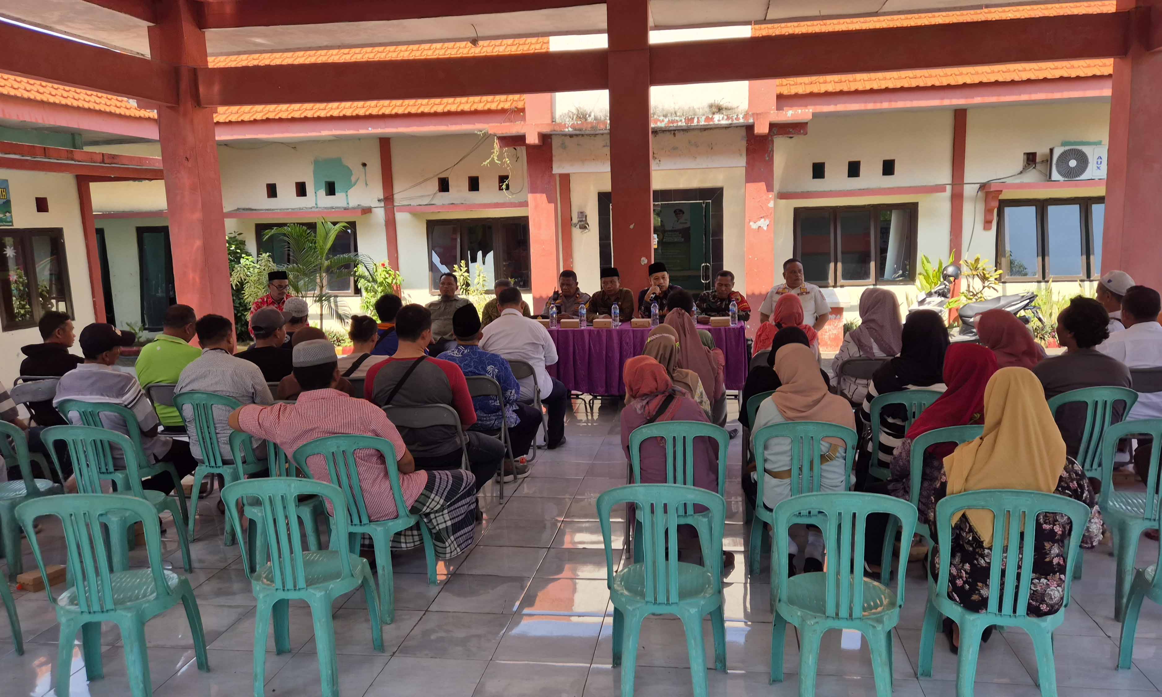 AUDIENSI: Sejumlah PKL di Kelurahan Sebani yang mengikuti jalannya audiensi di kantor kelurahan setemat. Mereka gerah dengan adanya warung penyedia layanan karaoke.