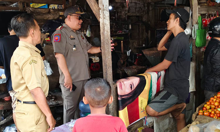 BERI PERINGATAN: Petugas Satpol PP Kota Pasuruan saat memberikan sosialisasi kepada pedagang. Mereka mewanti-wanti, agar pedagang, tidak sembarangan berjualan.