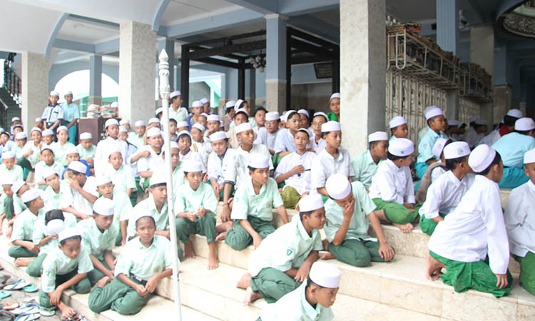 BAKAL DIATUR: Aktivitas santri di Pondok Pesantren Zainul Hasan Genggong. Saat ini dewan mulai membahas soal perda fasilitasi pesantren.