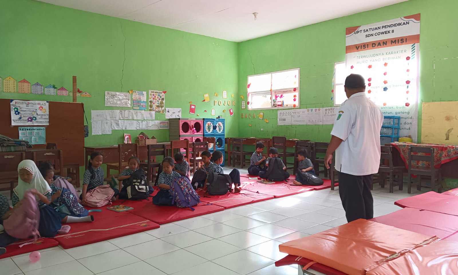 TETAP BELAJAR: Aktivitas belajar mengajar di SDN 2 Cowek, Kecamatan Purwodadi. Meski menjadi tempat relokasi warga terdampak bencana tanah gerak Sempu, namun kegiatan belajar mengajar tetap jalan.