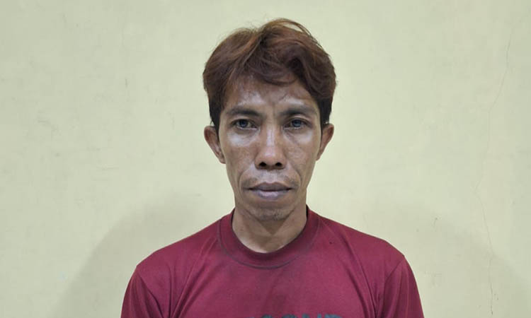 DITAHAN: Tersangka Sya&rsquo;dollah, 50, warga Dusun/Desa Banjarsari, Kecamatan Pandaan yang ditahan polisi.