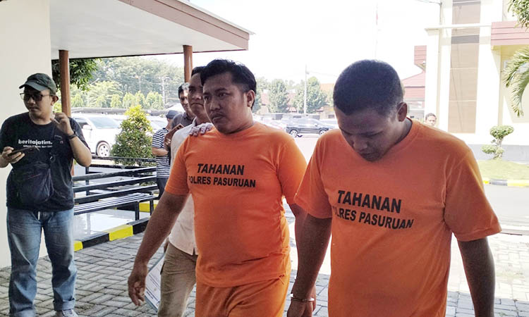 DIGELANDANG: Dua tersangka yang diamankan petugas. Mereka diringkus atas perlawanan terhadap petugas yang hendak melakukan penggerebekan kasus narkoba.