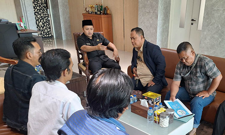 DISKUSI: Komunitas Penelusuran Jejak Sejarah Pasuruan saat berdiskusi dengan Bupati Pasuruan Rusdi Sutejo. Mereka berharap, agar pemkab bisa menaruh perhatian serius untuk benda-benda sejarah.