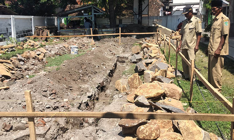 BIAR SEHAT: Proses pembangunan gedung olahraga yang rutin dimanfaatkan masyarakat setiap Minggu pagi.