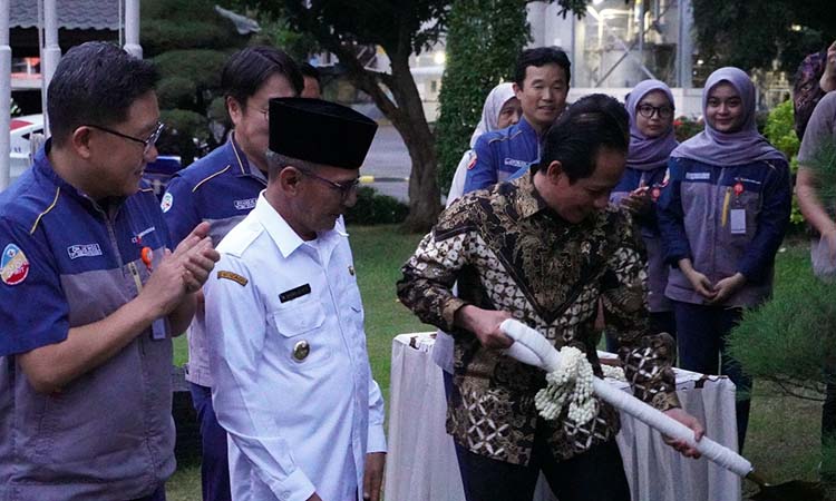 Menteri Lingkungan Hidup Hanif Faisol Nurofiq melakukan tanam pohon simbolis saat kunjungan kerja didampingi Wakil Bupati Pasuruan H.M. Shobih Asrori dan Vice President Director PT CJI Oh, Jae Woo