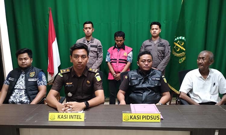 DITAHAN: Kejari Kabupaten Probolinggo menetapkan AW, warga Maron Kidul, Kecamatan Maron, sebagai tersangka dugaan korupsi pembangunan gedung SMPI Ulul Albab. (Achmad Arianto/ Radar Bromo)