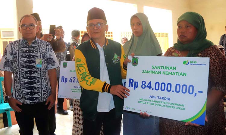 Wakil Bupati Pasuruan H.M. Shobih Asrori didampingi Kepala Kantor BPJS Ketenagakerjaan Pasuruan Sulistijo N. Wirjawan, memberikan langsung santunan Klaim Jaminan kematian(JKM) kepada ahli waris