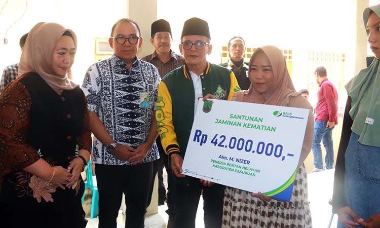 Wabup Pasuruan H.M. Shobih Asrori didampingi Kepala Dinas Perikanan Alfi Khasanah,  memberikan langsung santunan Klaim Jaminan kematian(JKM) kepada ahli waris atas nama Almarhum Bapak Nizer Rp 42 juta