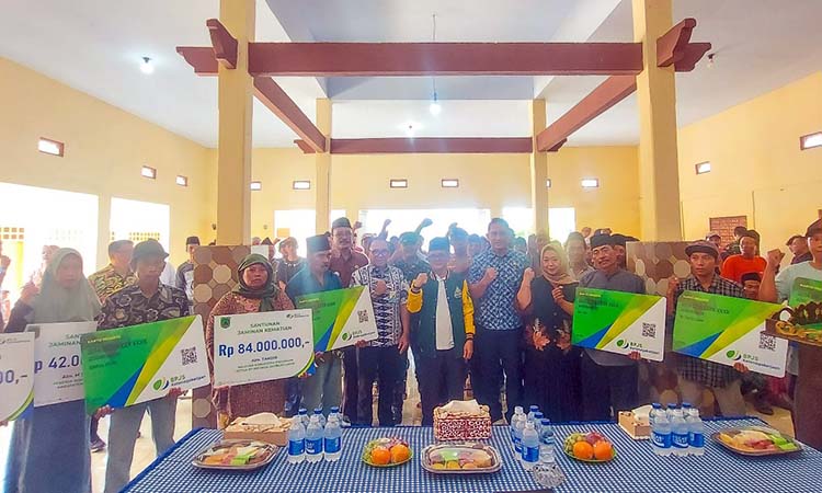 Foto bersama penerima fasilitas BPJS Ketenagakerjaan dan santunan Klaim Jaminan kematian (JKM).