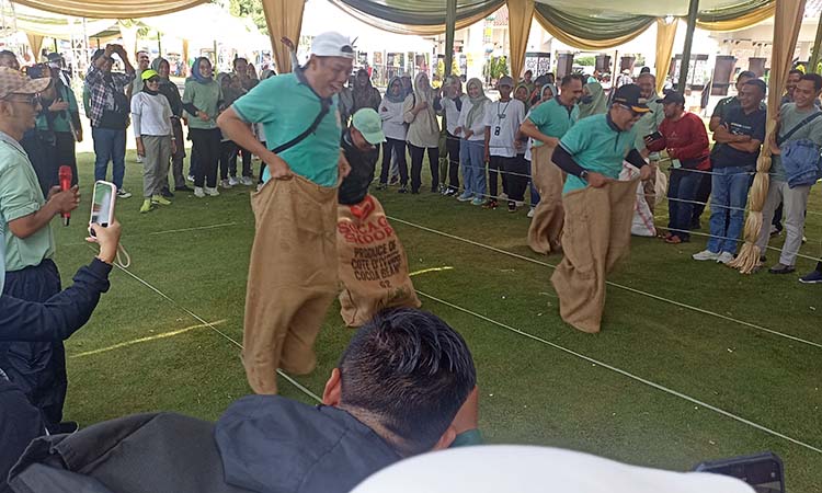 SERU: Bupati Probolinggo dr. Mohammad Haris; Dandim 0820/Probolinggo Letkol Arh Iwan Hermawa; Sekda Ugas Irwanto, dan Kepala Disporapar Heri Mulyadi mengikuti lomba balap karung.