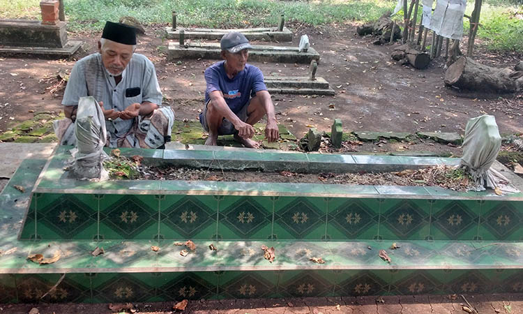 KERAMAT: Makam Mbah Manen yang dijadikan jujukan untuk berbagai kebutuhan. Mulai dari meminta kesembuhan dari penyakit hingga pesugihan.