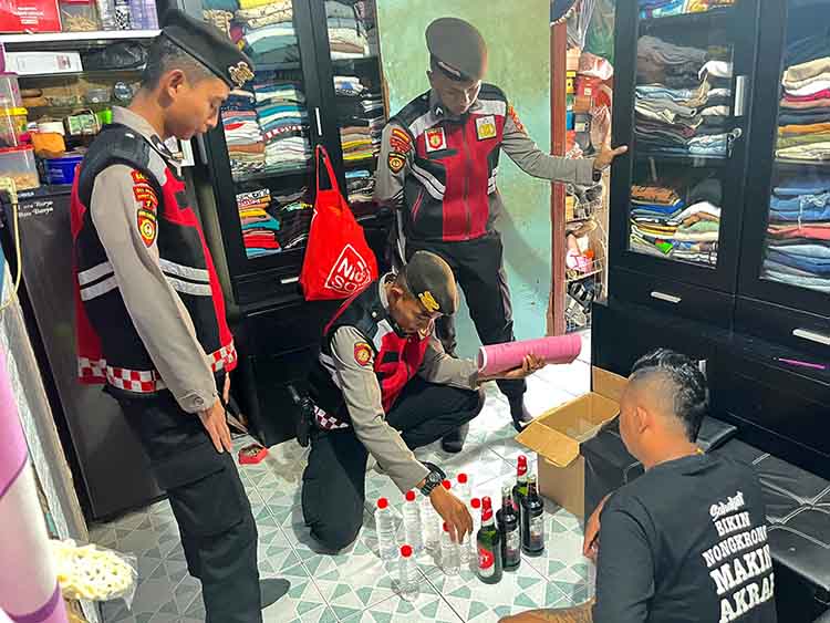 DIAMANKAN: Satsamapta Polres Probolinggo mengamankan miras yang ditemukan di sebuah kios di Desa Sukodadi, Kecamatan Paiton.