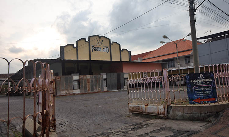 TERBENGKALAI: Tampak eks Bioskop Regina yang hendak dibuat area kuliner bernama Food Land.