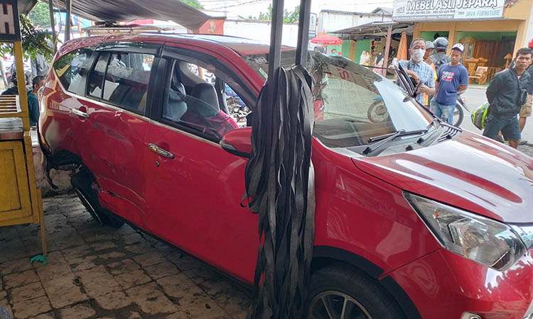 RINGSEK: Yoyota Calya yang mengalami kecelakaan di Randupitu, Minggu (11/5) siang.