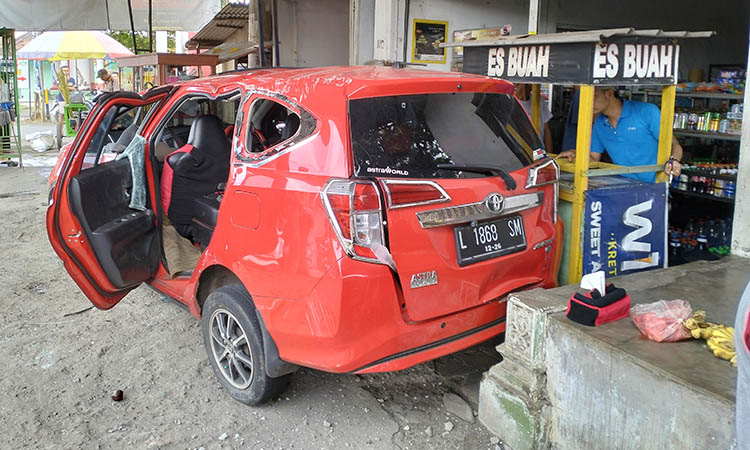 NYARIS KENA ROMBONG:  Yoyota Calya yang mengalami kecelakaan di Randupitu, Minggu (11/5) siang.
