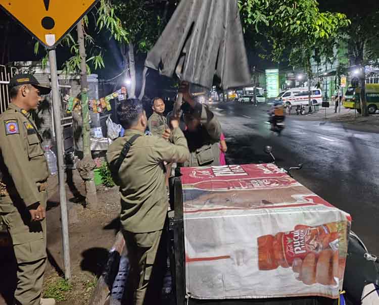 PATROLI: Anggota Satpol PP Kota Probolinggo melakukan patroli di lokasi angkringan Stadion Bayuangga, Jalan Kaca Piring, Kota Probolinggo.