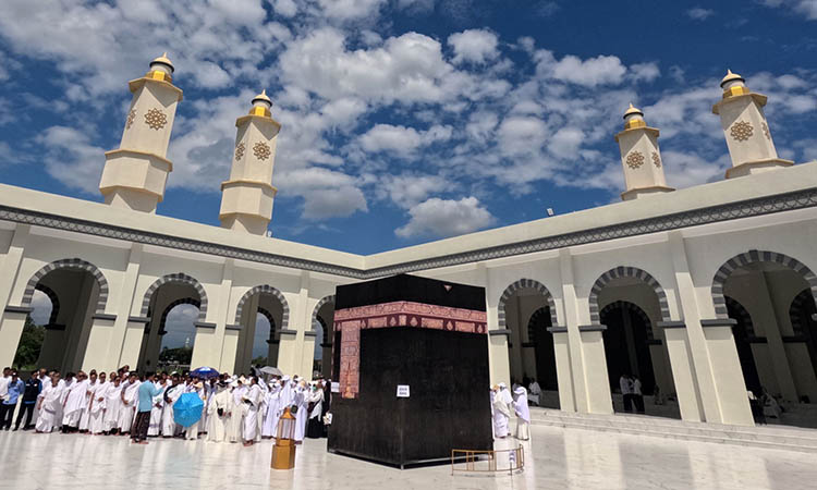 MANASIK: Kegiatan simulasi ibadah haji atau manasik yang diselenggarakan di Kawasan Makkah, Krampayangan, Kota Pasuruan.
