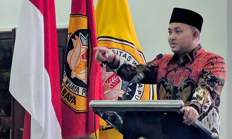BERI PANDANGAN: Bupati Pasuruan, HM Rusdi Sutejo saat memberikan sambutan dalam kegiatan seminar bertajuk &ldquo;Keputusan Presidential Threshold dalam Pemilihan Umum Pasca Putusan Mahkamah Konstitusi&rdquo;