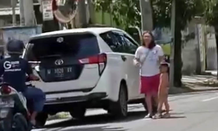 PICU KEHEBOHAN: YS bersama anaknya saat berada di jalan. Aksi itu dilakukan, ternyata imbas gangguan kejiwaan yang dialaminya.
