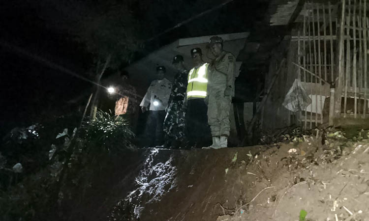DICEK: Petugas gabungan saat melakukan pengecekan lokasi tanah yang longsor.