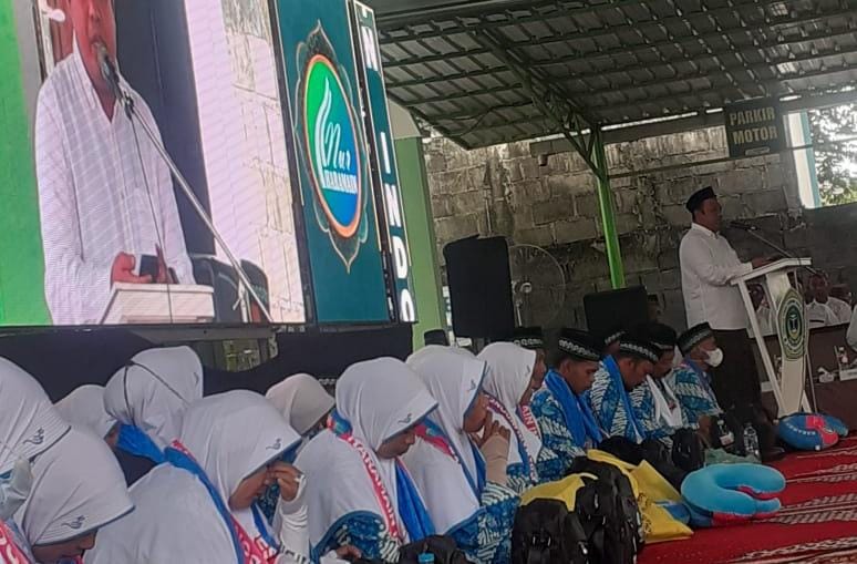 KUMPUL: Sejumlah jemaah haji khusus siap berangkat dari Kelurahan Patokan, Kecamatan Kraksaan, Senin (12/5).