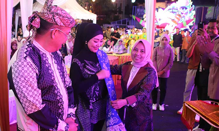 UDENG DAN BATIK: Kepala Disdikbud Kota Probolinggo Dr. Siti Romlah menyerahkan udeng kepada Wali Kota Probolinggo dr. Aminuddin dan Batik Tulis Probolinggo kepada Ketua TP PKK Kota Probolinggo dr. Eva