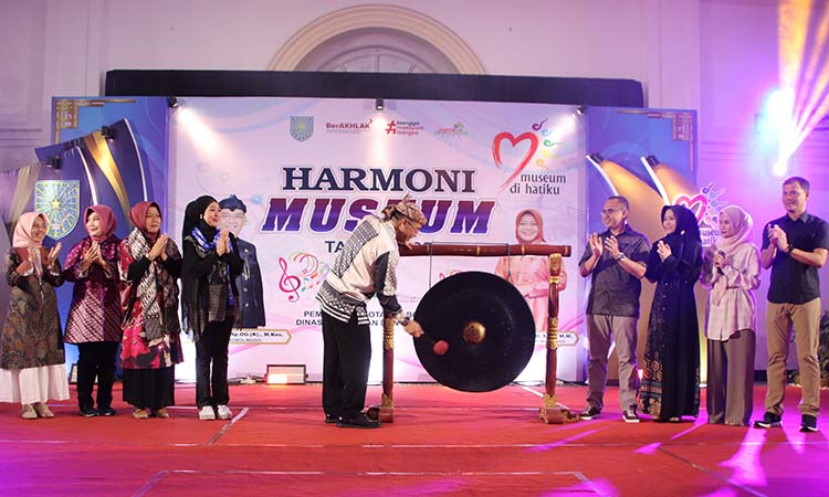RESMI DIBUKA: Penabuhan gong oleh Wali Kota Probolinggo dr. Aminuddin didampingi undangan VIP menandai dimulainya Harmoni Museum di Kota Probolinggo.
