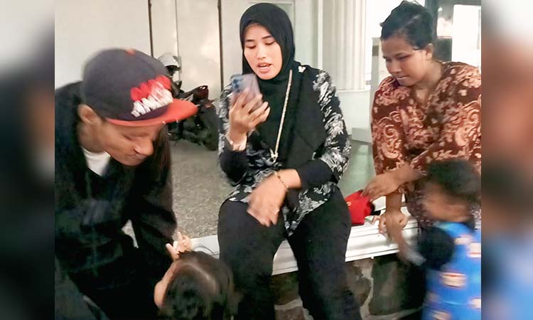 Jahirotul Holisah, koordinator PSM Kejayan bersama Dony Rizal dan Wendy Putri Apsari dan dua anak mereka. Kini, pasutri Dony-Wendy dan ketiga anak mereka jadi warga Kabupaten Pasuruan.