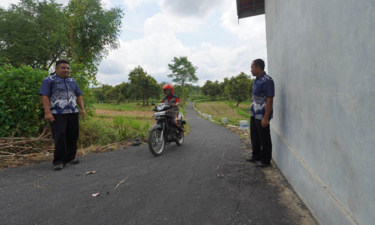 NYAMAN: Sekretaris Desa Purut, Sutiyarso (kiri) dan Kasi Pembangunan Desa Purut, Suhartono mengecek lokasi pengaspalan RT 09/RW 02 Dusun Sepat, Desa Purut.