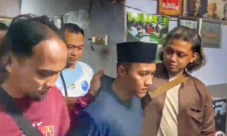 TERSANGKA: Miftahus Sudur (pakai peci) saat digelandang petugas dari rumahnya di Banyuanyar, Kamis (8/5) lalu