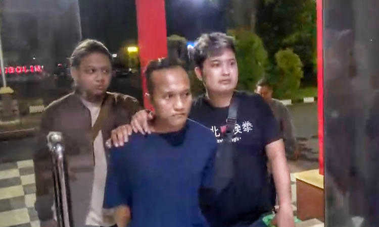 TAK BERKUTIK: Miftahus Sudur (tengah) seusai diamankan petugas di rumahnya di Banyuanyar.