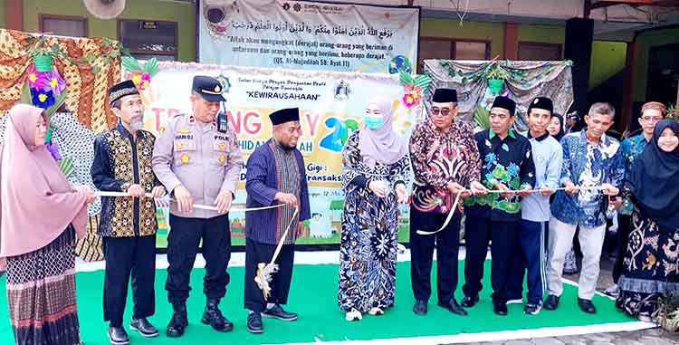 POTONG PITA: Seremonial pembukaan ditandai dengan pengguntingan pita dilanjutkan dengan mengunjungi setiap stan Trading Day 2025.