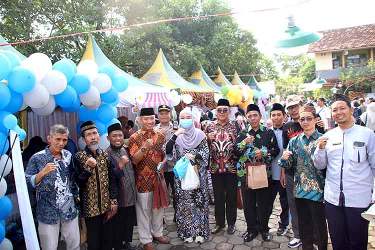BORONG: Di tengah kesibukan memborong jajanan di stan-stan Trading Day 2025, Staf Ahli Surya Dharmawati bersama undangan VIP menyempatkan berfoto bersama.