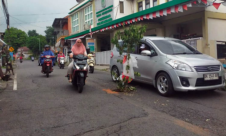 MEMBAHAYAKAN: Jalan Jetak-Dayurejo yang berada di depan Puskesmas Bulukandang mengalami kerusakan. Warga berharap, agar ada perbaikan.