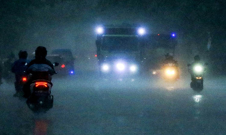HUJAN: Guyuran hujan yang melanda wilayah Kabupaten Pasuruan. Kondisi ini, diperkirakan akan berlangsung sepekan.