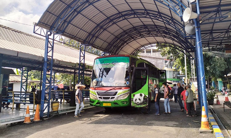MELONJAK: Salah satu bus yang masuk Terminal Tipe A Pandaan. Selama libur panjang, jumlah penumpang bus, mengalami kenaikan.