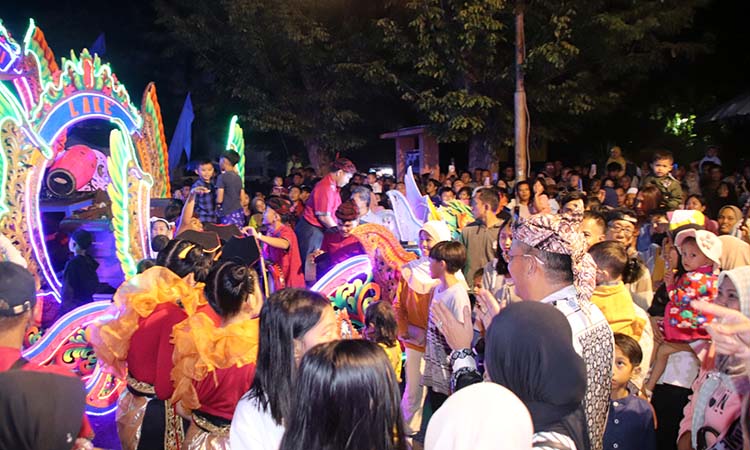 ANTUSIAS: Wali Kota Probolinggo dr. Aminudin menyapa masyarakat terlihat antusias membanjiri halaman Museum Probolinggo.