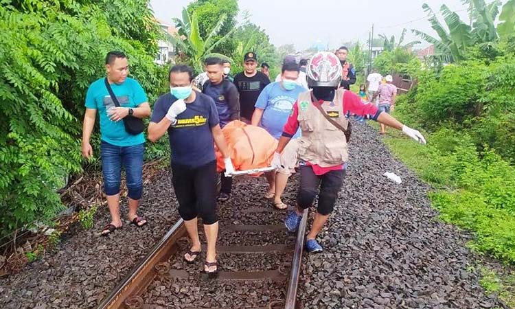 EVAKUASI: Polsek Gempol olah TKP di lokasi penemuan Mr X di Dusun Gempol Joyo RT 01/RW 13, Desa/Kecamatan Gempol, Kabupaten Pasuruan, Senin (12/5) sore.