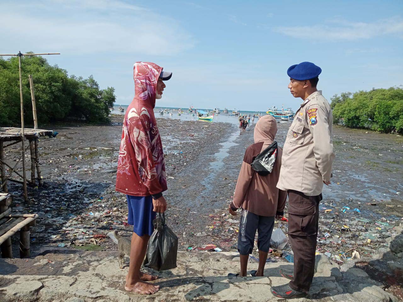 KOORDINASI: Petugas Satpol Airud Polres Probolinggo berkoordinasi dengan nelayan lokal untuk mencari Abdul Hanis, 45, nelayan asal Desa Randuputih, Kecamatan Dringu, yang jatuh ke laut.