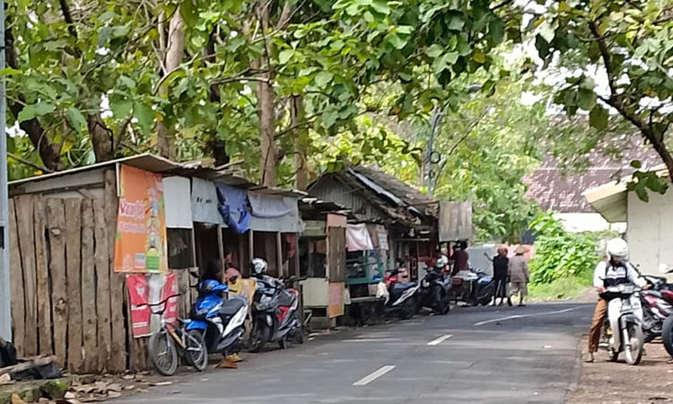 MASIH BUKA: Deretan warung di Sebani yang disebut-sebut masih beroperasi. Petugas Satpol PP bakal bertindak tegas, lantaran ditengarai warung setempat tak berizin.
