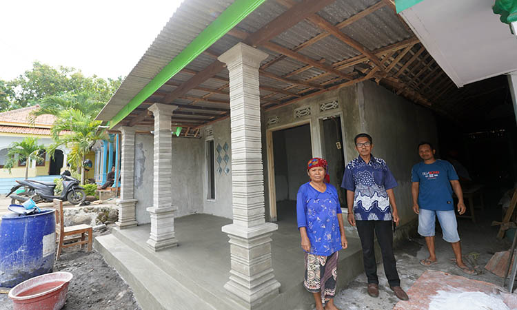RAMPUNG: Kasi Kesra Desa Purut, Abdul Latif di rumah warga yang menerima bantuan RTLH di Dusun Sulur.