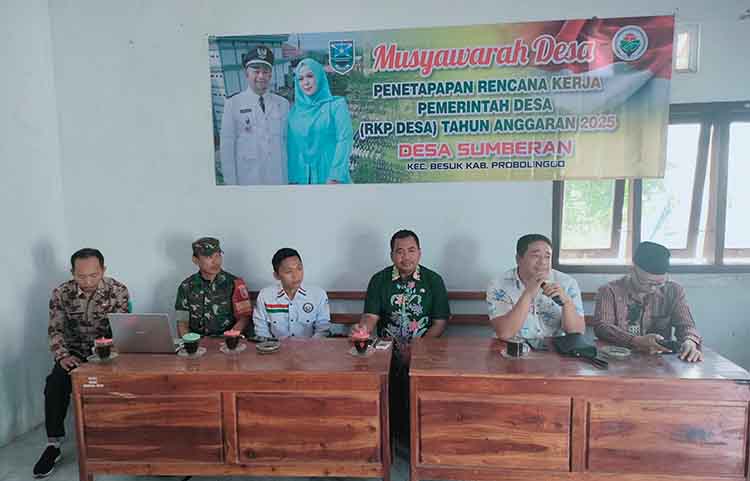 MUSYAWARAH: Kepala Desa Sumberan Hasyim Said Mansur (pegang mik) dalam musyawarah desa.