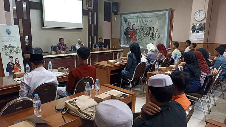 SOSIALISASI: Puluhan peserta dari 32 lembaga pendidikan, universitas, dan lembaga pendidikan di pesantren mengikuti Sosialisasi Kakang-Ayu di Ruang Pertemuan Jabung 2, Kantor Bupati Probolinggo, Rabu