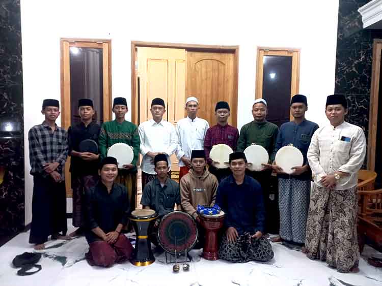 KEGIATAN POSITIF: Kepala Desa Alassumur Lor Mulyono (berdiri empat dari kiri) berfoto bersama anggota majelis salawat yang baru dibentuk.