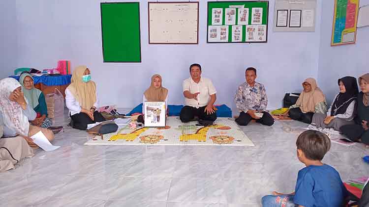 PEMBINAAN: Kepala Desa Sumberan Hasyim Said Mansur (tengah) memberikan pengarahan dalam Kegiatan Posyandu Ibu Hamil di Balai Desa Sumberan.