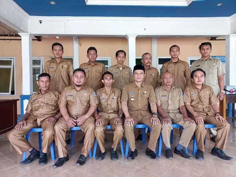 KOMPAK: Kepala Desa Alassumur Lor Mulyono (duduk berkopiah) berfoto bersama perangkat desa.