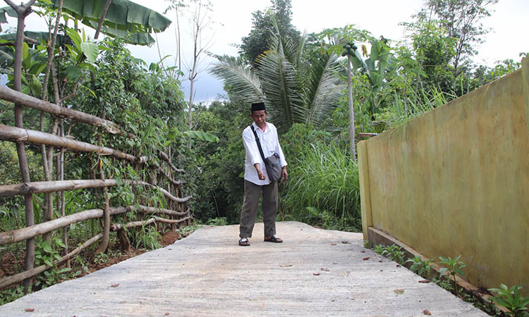 NYAMAN: Kasi Kesra Desa Branggah, Sumari menunjukkan pengerjaan pengecoran jalan usaha tani di RT 9/RW 4 Dusun Krajan, Desa Branggah.