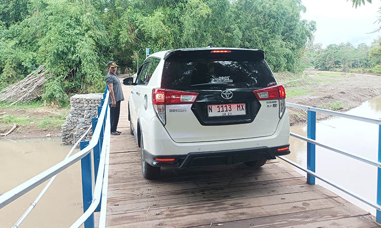 KURANG LEBAR: Mobil saat hendak melintas di lokasi Jembatan Seboro yang baru diperbaiki. Terlihat kondisinya yang sempit membuat pejalan kaki kesulitan Saat berp