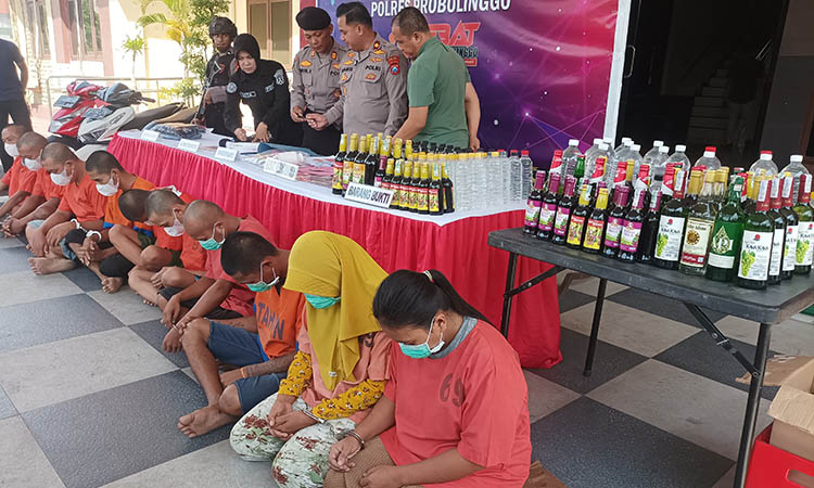 BANYAK: Sejumlah tersangka dan barang bukti berupa miras dan obat-obatan terlarang saat rilis di Polres Probolinggo, Kamis (16/5).